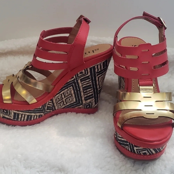 Shi by JOURNEYS. Size 6. Red/Gold - Picture 5 of 7